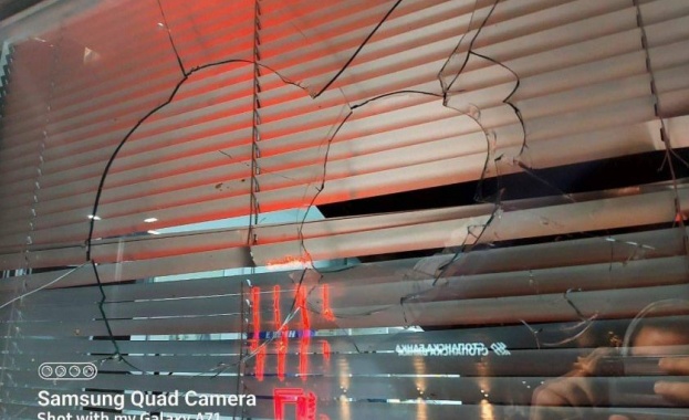 Изпочупени са прозорците на помещението където се помещава клубът на