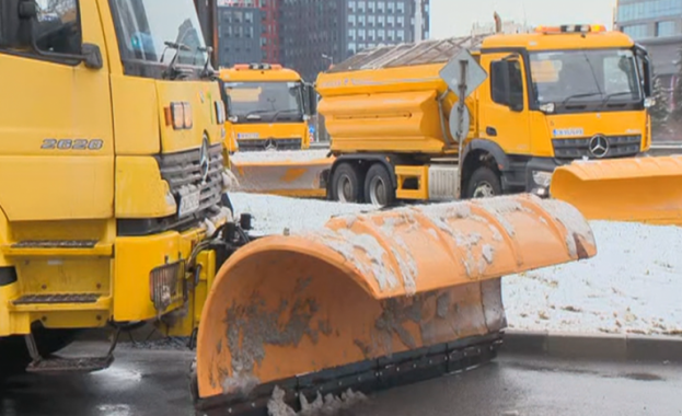 Над 110 снегопочистващи машини извършваха обработки в София след валежите
