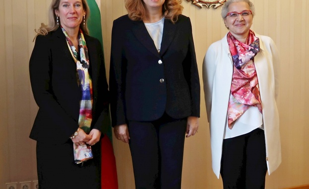 Вицепрезидентът Илияна Йотова разговаря на Дондуков 2 с Кристина де