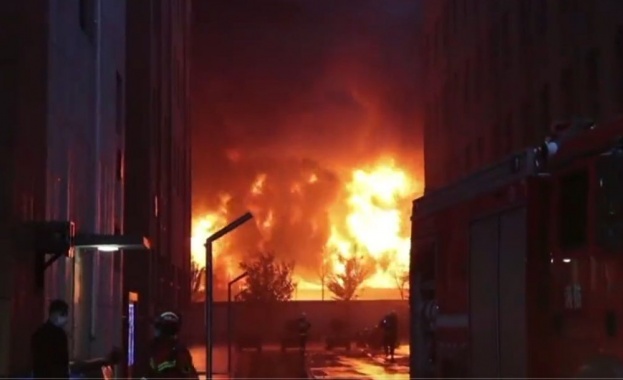 Най-малко 36 души загинаха при пожар в китайски завод, предаде
