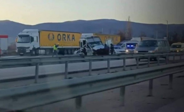 Полицай е тежко ранен след катастрофа с лек автомобил с мигранти край София