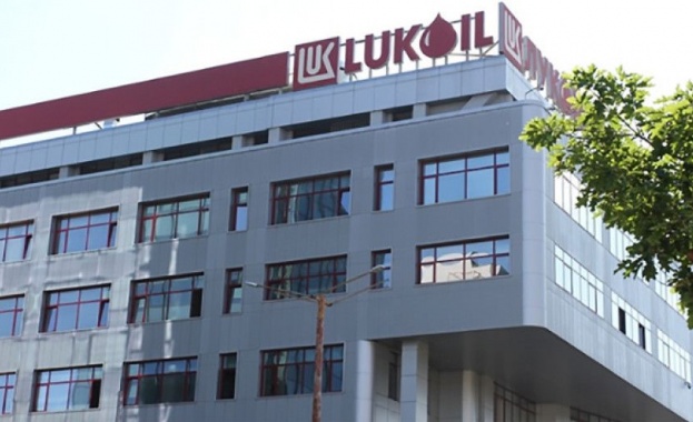 Азербайджан готов да закупи рафинерията на Лукойл в България 