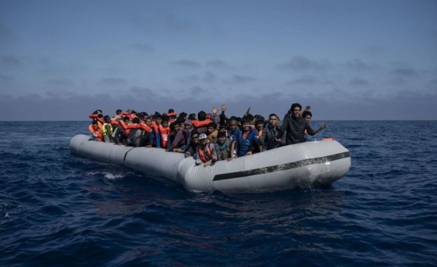 Шестдесет и осем мигранти, намерени в платноходка северозападно от брега