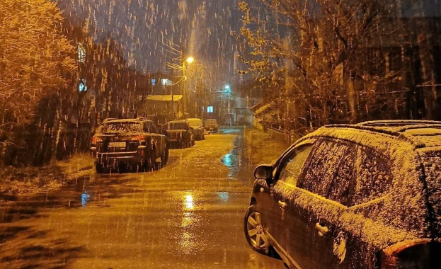 Първи сняг заваля снощи в София. Прехвърчащи снежинки в кв.