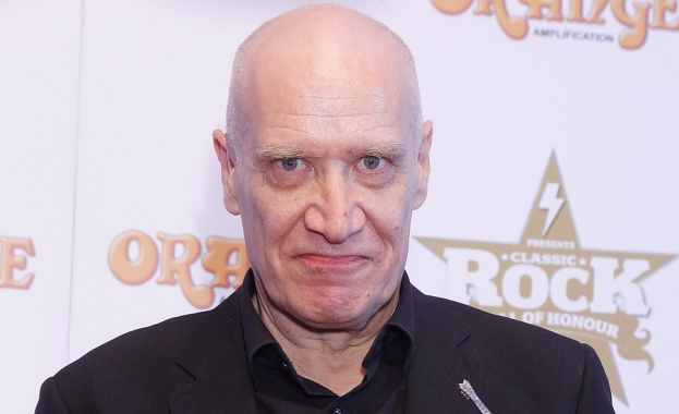 Звездата от Игра на тронове и рокаджия на групата Dr