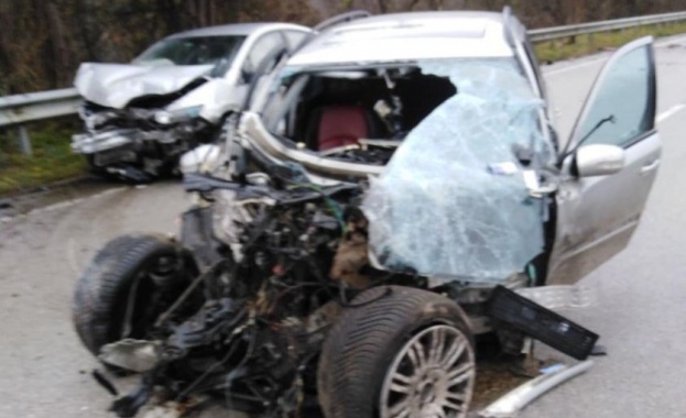 Тежка катастрофа с камион на пътя София - Варна, двама души са пострадали
