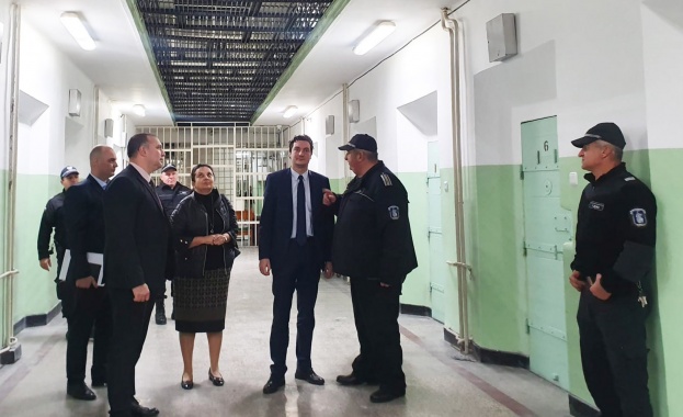 Министър Зарков инспектира затвора в Стара Загора