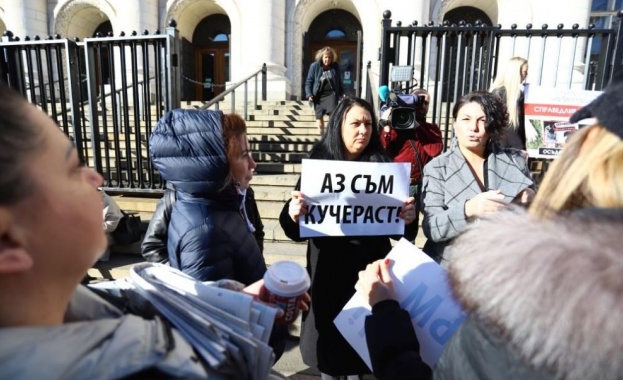 Протестиращи граждани с плакати да се спре насилието над животни