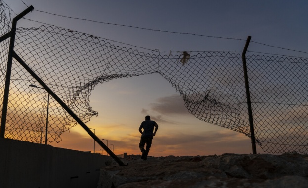 По малко от денонощие след катастрофата със загинал мигрант и много