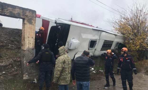 33 ма души бяха ранени днес при катастрофа на пътнически автобус