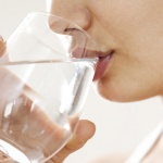 Проучване: Пиенето на 2 литра вода на ден е мит