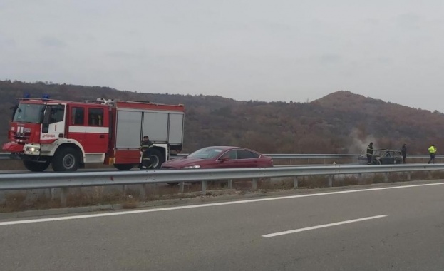 Лека кола се запалила на 73 тия километър на автомагистралата По
