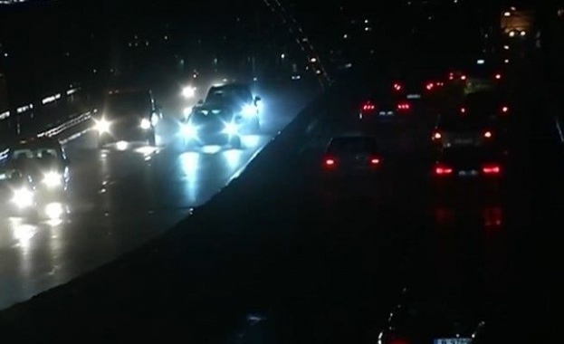 Кражба на захранващ кабел остави половината от Аспаруховия мост във