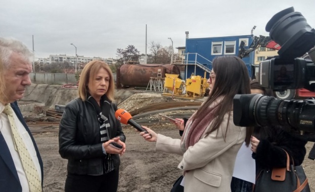 Разширяването на третата линия на метрото върви по план, заяви кметът Фандъкова