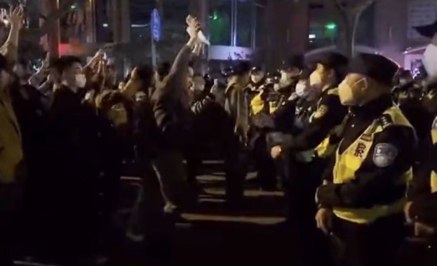 След дни на сблъсъци между протестиращи и полиция властите