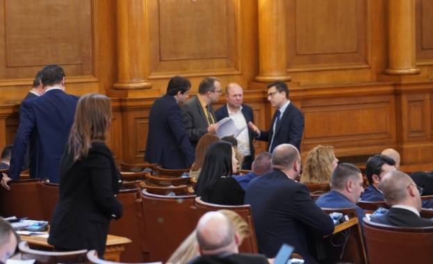 Парламентът отхвърли декларацията в която от Продължаваме промяната настояваха служебното