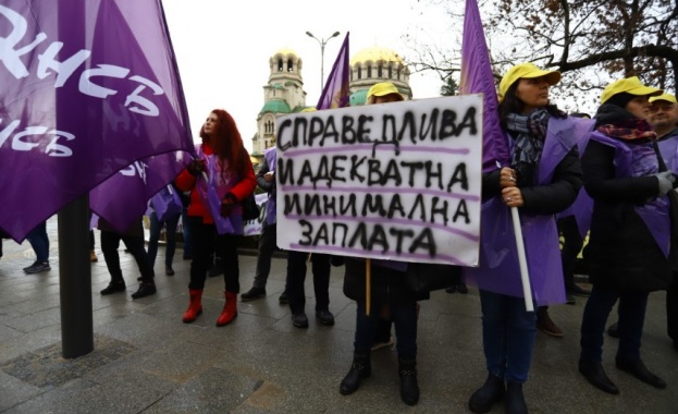 В София пред сградата на Народното събрание започна протестна акция