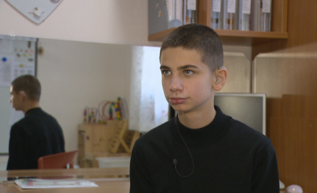 "Българската Коледа" помага на дете с увреден слух да се научи да говори