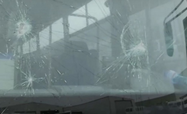 Нападателят е американски гражданин Щетите по изпочупените два автобуса и