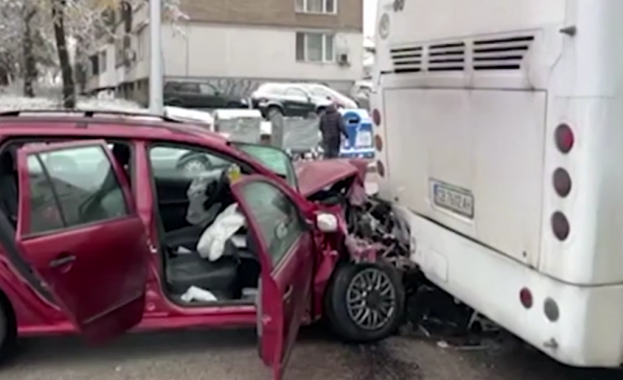 Катастрофа между лек автомобил и автобус в работници във Враца
