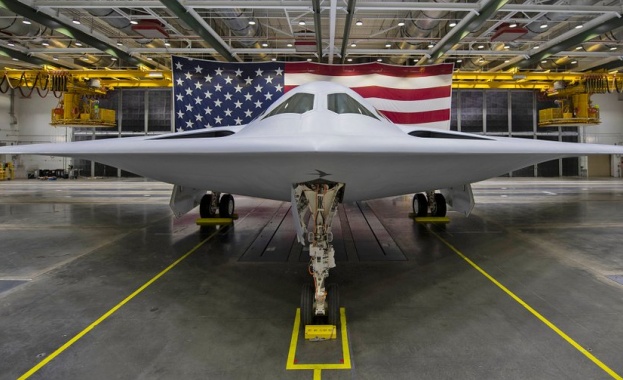 Най новият американски стелт бомбардировач беше показан вчера пред публика след