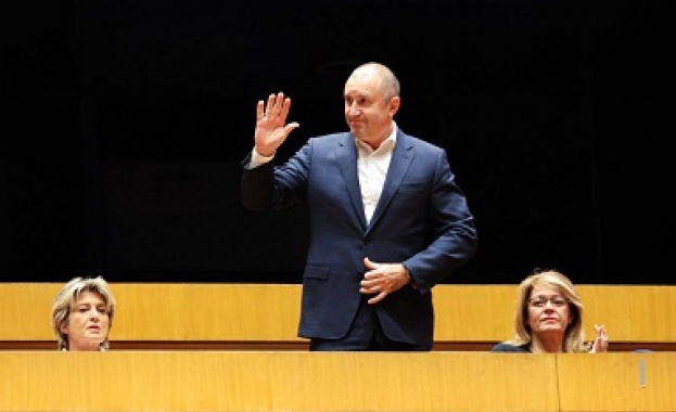 Президентът Румен Радев и министърът на младежта и спорта Весела