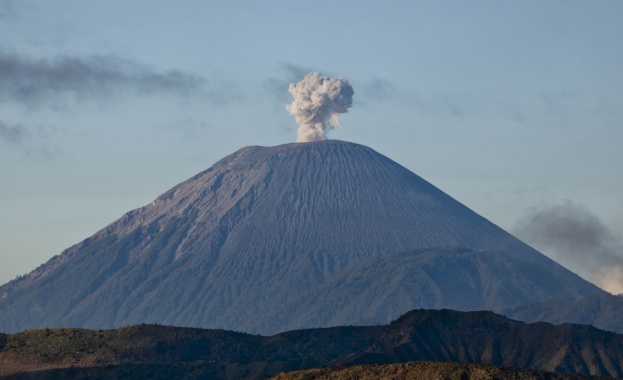 Вулканът Семеру на индонезийския остров Ява започна да изригва рано