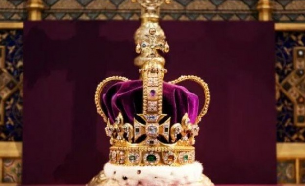 Историческата корона на св Едуард която се използва при церемониите