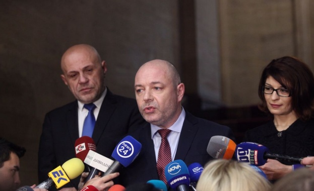 Ще се опитаме политическия възел не да го разсечем а