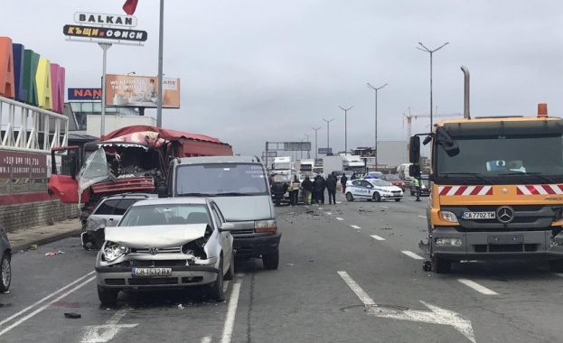 10 коли и два камиона се удариха на Околовръстното шосе