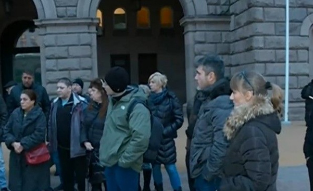Жители на Пролеша излязоха на протест пред сградата на Министерския
