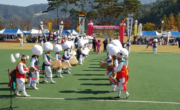 Корейски фолклорен ансамбъл Йонгчон Мьонгджу Нонгак кани жителите и гостите