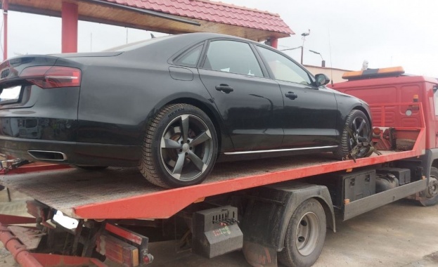 Разкриха депо за скъпи крадени автомобили Разкриха депо за скъпи крадени автомобили
