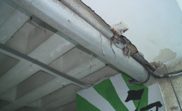 Зрители на БНТ сигнализираха за лошото състояние на подлеза до