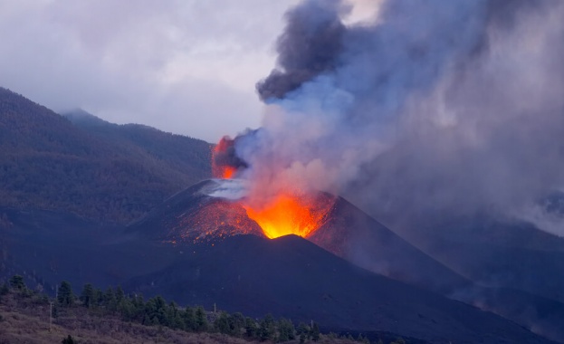 Стромболи един от най активните вулкани в Европа изригна зрелищно в