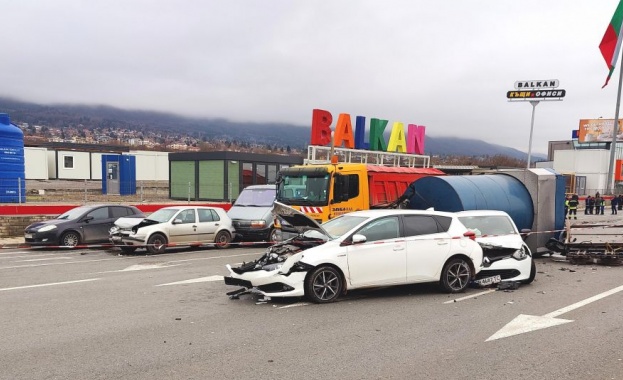 Петима души пострадаха при тежката верижна катастрофа по Южната дъга