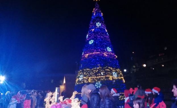 В Смолян грейнаха светлините на коледната елха Кметът Николай Мелемов