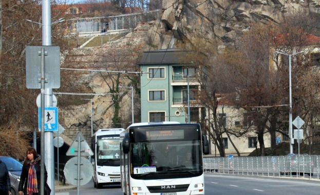 Вандализъм в Пловдив: 10 000 лв. са дадени за поправка на счупени спирки на градския транспорт