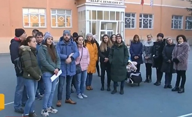 Родители от основното училище Цар Симеон във Варна се оплакаха