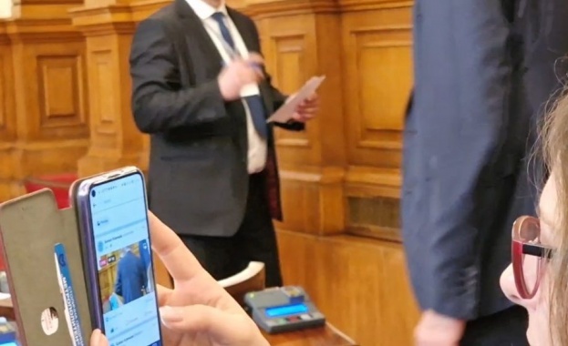 Грандиозен скандал се разразява в залата на Народното събрание в