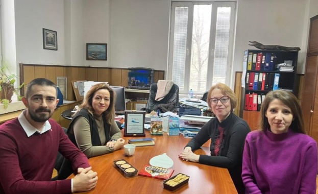 Изпълнителният директор на ИАРА доц д р Ваня Стаматова заедно с