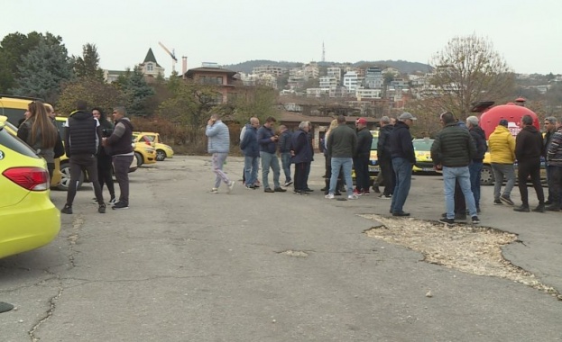 Таксиметрови шофьори от Варна протестираха днес Те са недоволни че