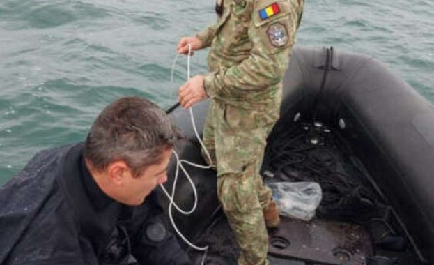 Морска мина плаваща в близост до пристанището на румънския черноморски