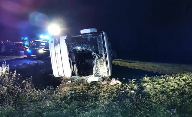 Девет души са пострадали при преобръщане на автобус с 33