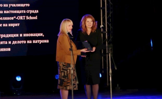 Вицепрезидентът Йотова беше гост на празника на 134 Средно училище „Димчо Дебелянов“   