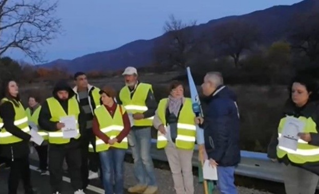 Жители на наводнените карловски села излязоха на протест заради неспазени