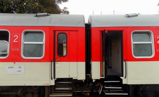 Шестима нелегални мигранти са свалени от влаковата композиция Бургас-София.
Началник влакът