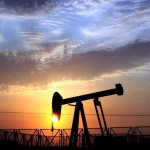 Петролът продължава да поскъпва заради