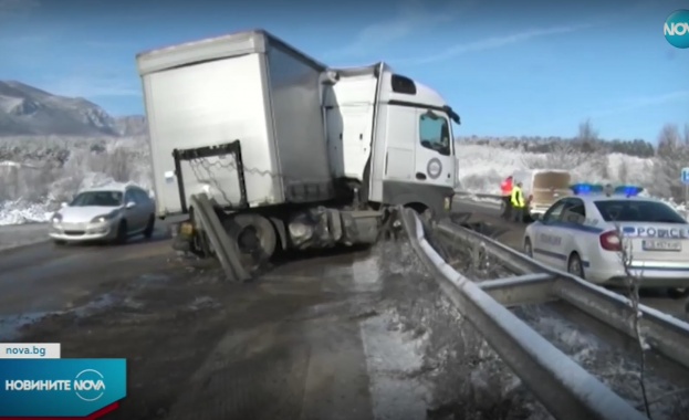 Тир препречи движението по главен път Е 79 между Враца и