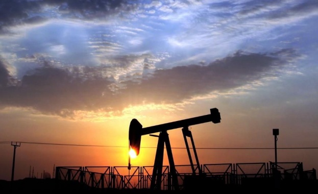 Цените на петрола се задържаха под 83 долара за барел